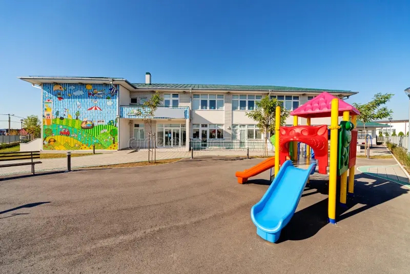 Aula luminosa con material Montessori